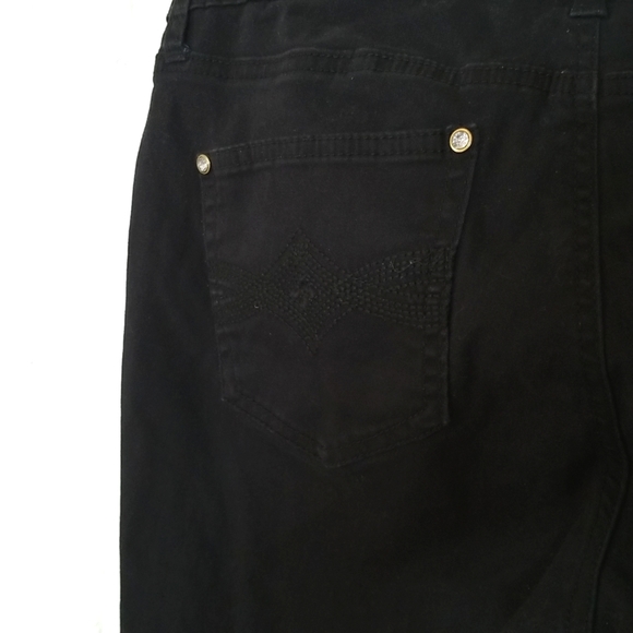 New Directions Weekend Shorts - Picture 6 of 6